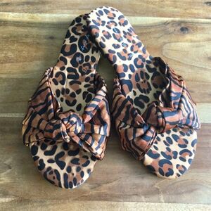 In Every Story Flat Scandals with a knot and animal print, Size 10W